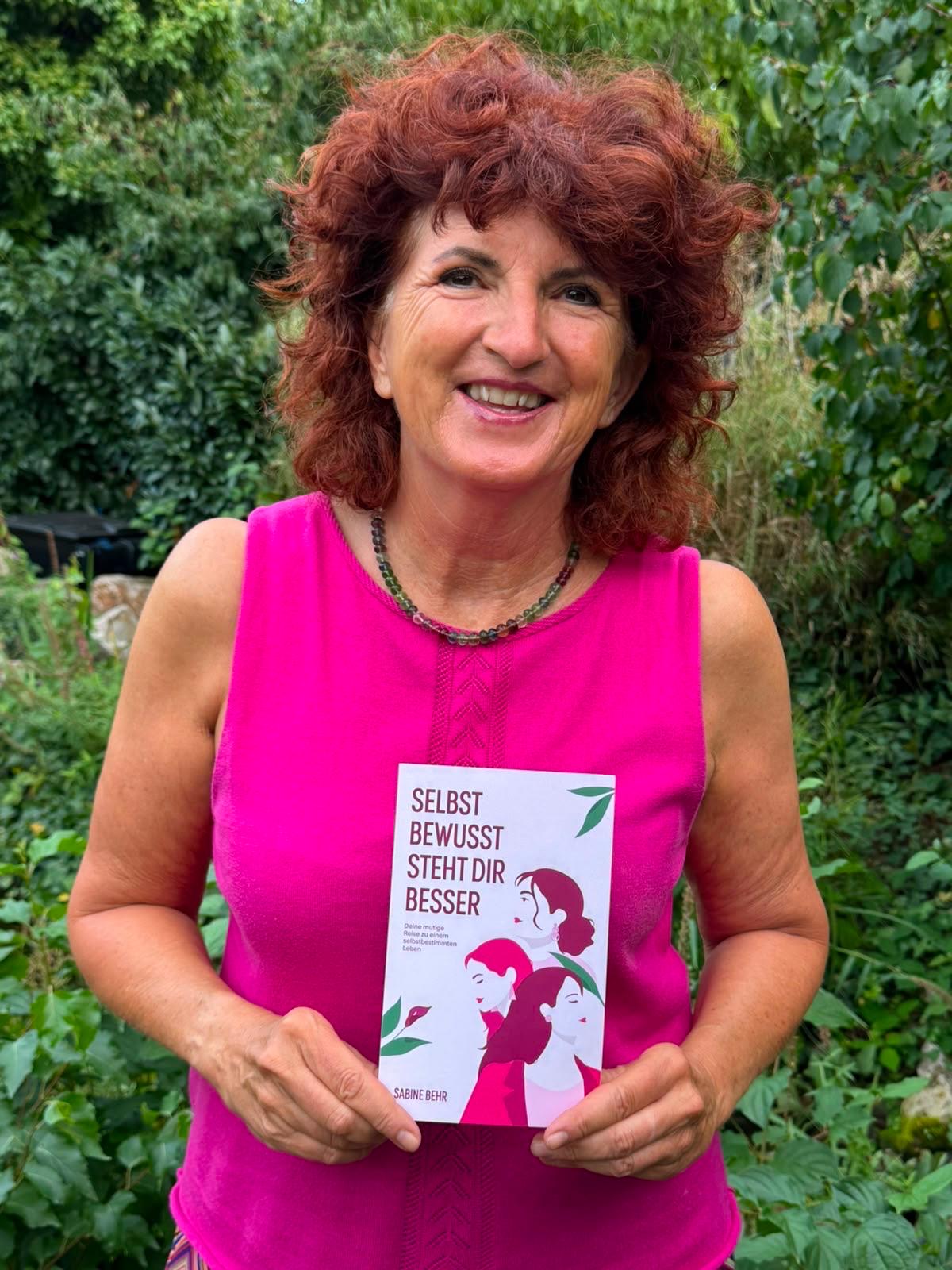 Sabine Behr mit ihrem Buch „Selbstbewusst steht dir besser