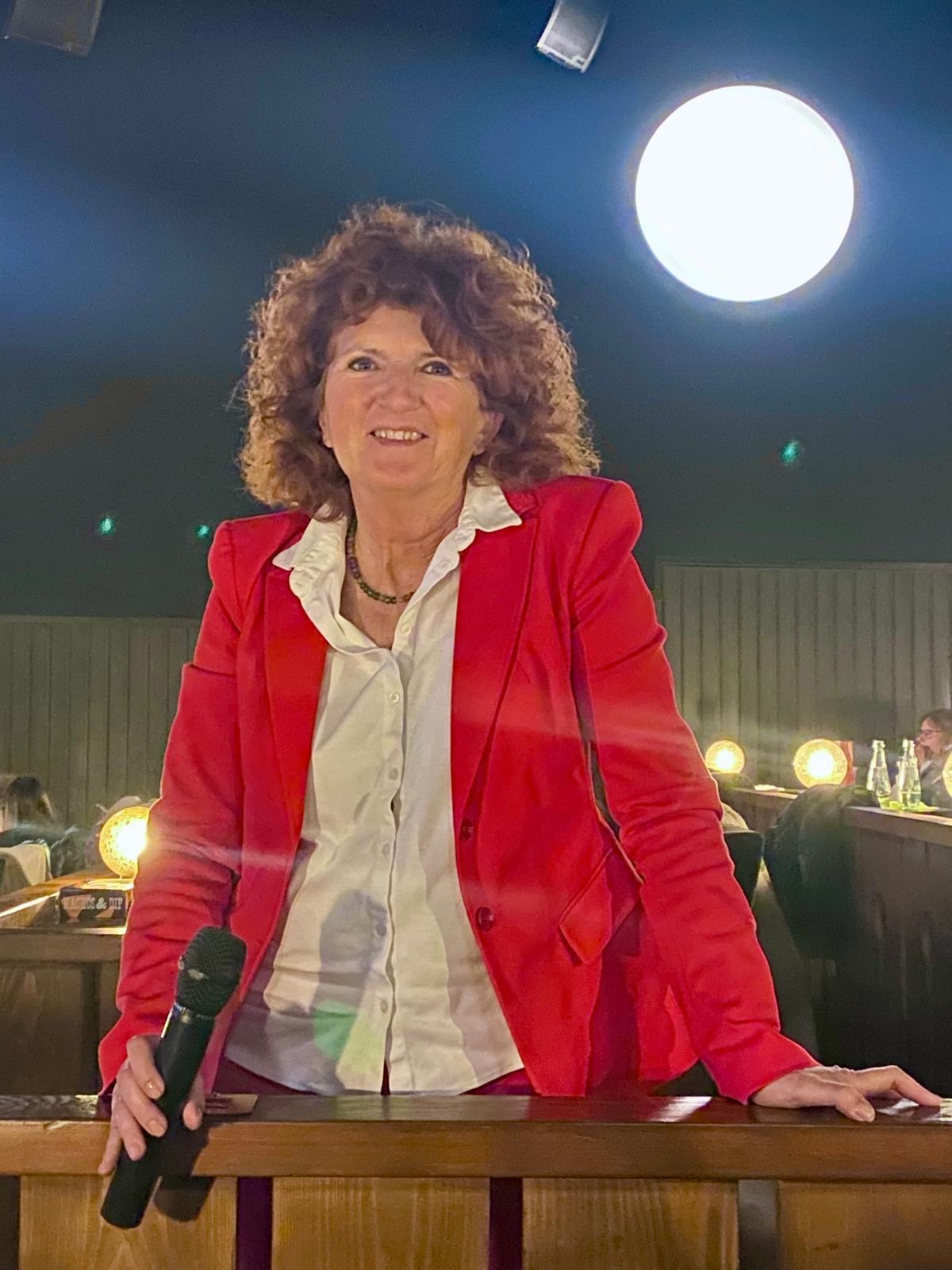Sabine Behr bei einem Vortrag